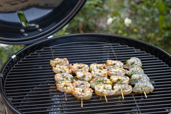 Gegrillte Garnelen mit Knoblauch mariniert