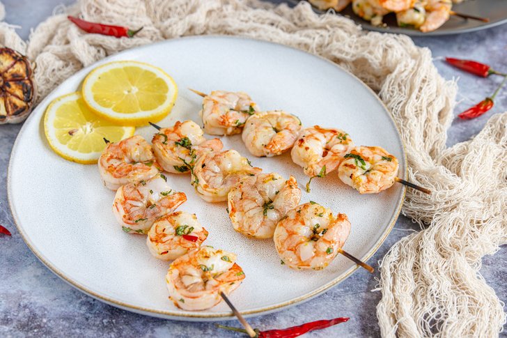 Gegrillte Garnelen mit Knoblauch mariniert