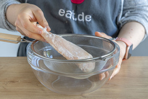 Hähnchen in das Sieb legen