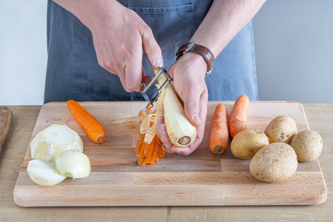 Cremig pürierte Gemüsesuppe mit Kartoffeln | Rezept