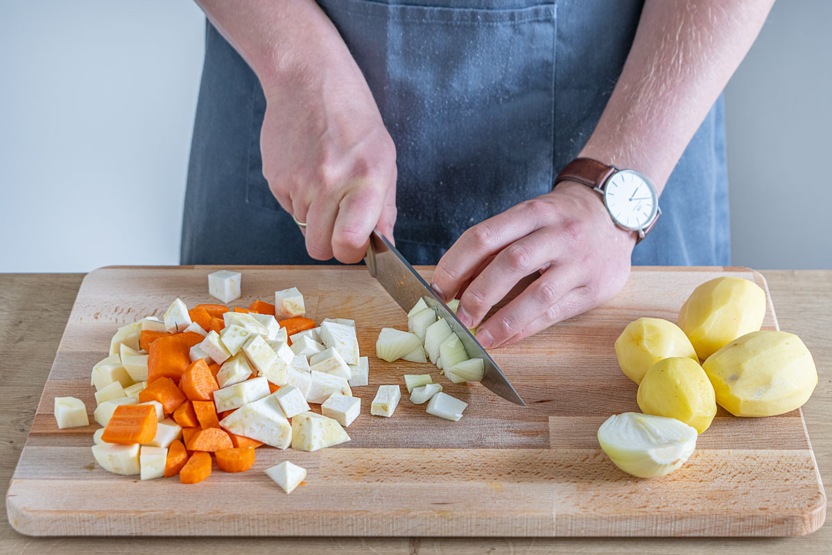 Cremig pürierte Gemüsesuppe mit Kartoffeln | Rezept