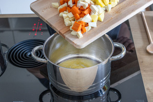 Gemüse in Margarine anschwitzen