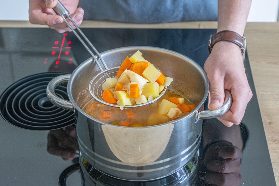 Cremig pürierte Gemüsesuppe mit Kartoffeln | Rezept