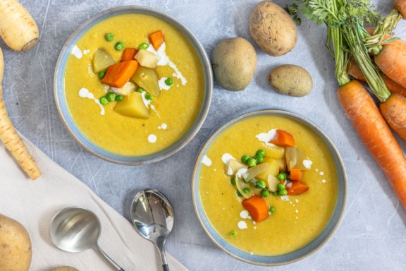 Cremig pürierte Gemüsesuppe mit Kartoffeln | Rezept - eat.de