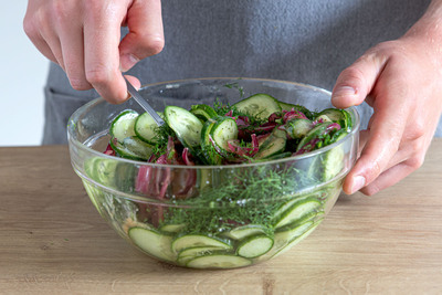 Gurkensalat mischen
