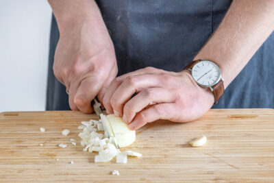 Zwiebeln und Knoblauch schneiden