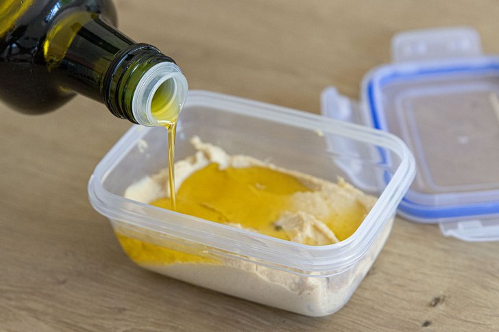 Hummus vor dem Einfrieren mit Öl bedecken