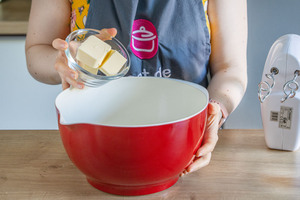 Butter in eine Schüssel geben
