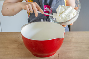 Quark in eine Schüssel geben