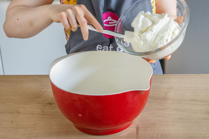 Quark in eine Schüssel geben