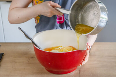 Geschmolzene Butter dazugeben