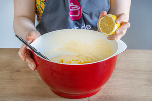 Zitronensaft in die Mischung für Omas Käsekuchen geben