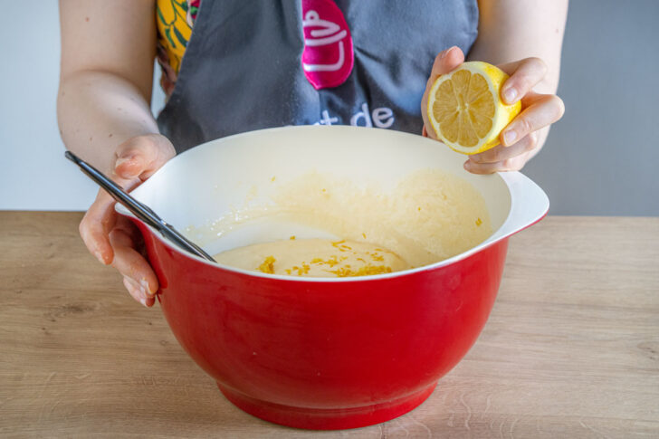Zitronensaft in die Mischung für Omas Käsekuchen geben