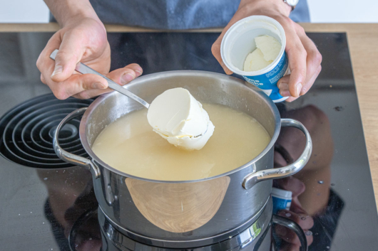 Crème Fraîche hinzugeben