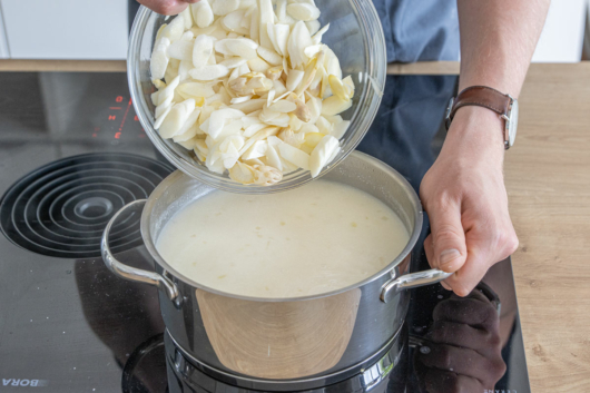 Spargelscheiben zur Spargelsuppe geben