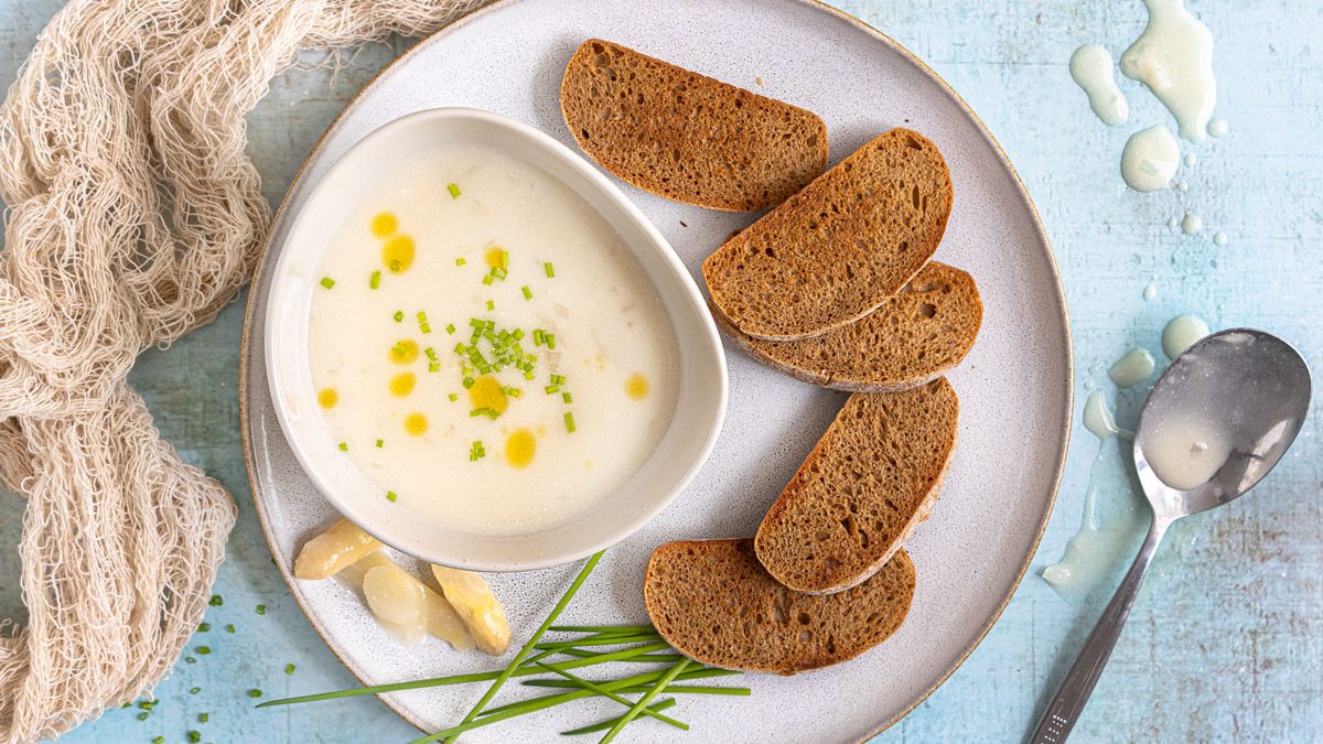 Kalte Spargelsuppe aus weißem Spargel | Rezept - eat.de