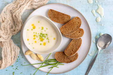Kalte Spargelsuppe aus weißem Spargel