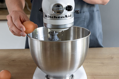 Eier zur Butter geben