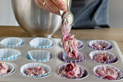 Muffinteig auf Förmchen aufteilen