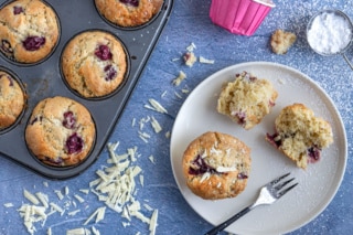 Kirschmuffins mit weißer Schokoade