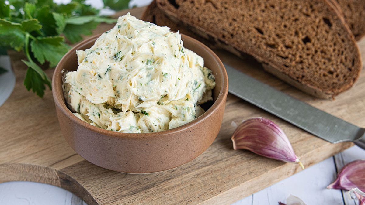 Einfache Kräuterbutter selber machen | Rezept