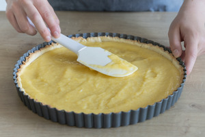 Lemon Curd auf Tarteboden verteilen