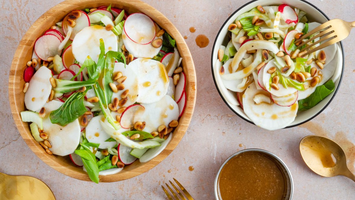 Mairübchensalat mit Radieschen und Pak Choi | Rezept - eat.de