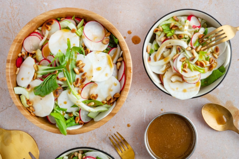 Mairübchensalat mit Radieschen und Pak Choi | Rezept - eat.de