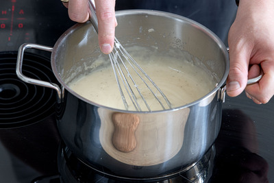 Milch und Brühe in die Mangoldsuppe einrühren