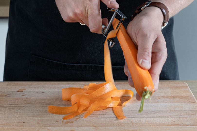 Karotten mit dem Sparschäler in Streifen scchneiden