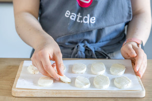 Mozzarella in Scheiben schneiden