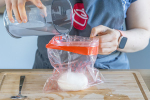 Salzlauge über Mozzarella gießen