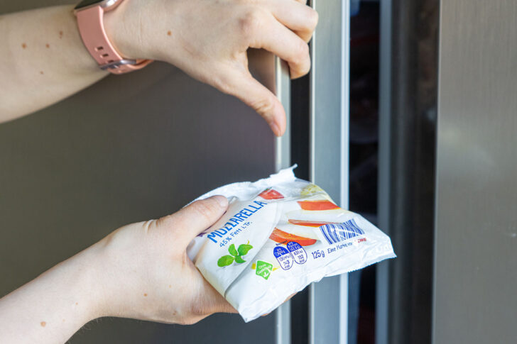 Käse originalverpackt in den Froster geben