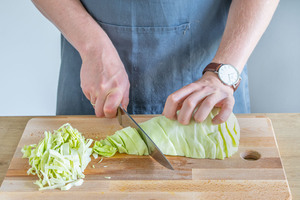 Spitzkohl für Spitzkohleintopf schneiden