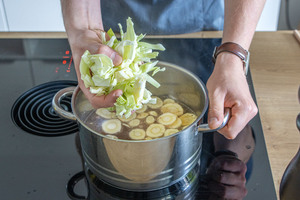 Spitzkohl in Topf geben