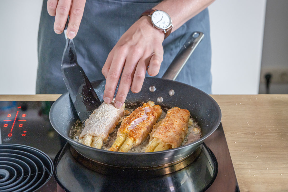 Panierter Spargel mit Schinken und Käse | Rezept