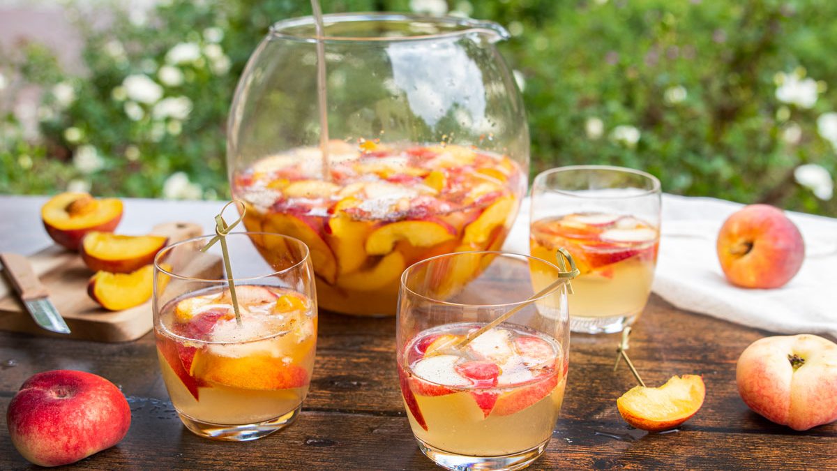 Pfirsichbowle mit frischen Pfirsichen und Alkohol