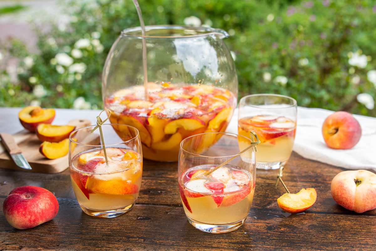 Pfirsichbowle mit frischen Pfirsichen und Alkohol | Rezept - eat.de