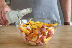 Rum zu Pfirsichen geben