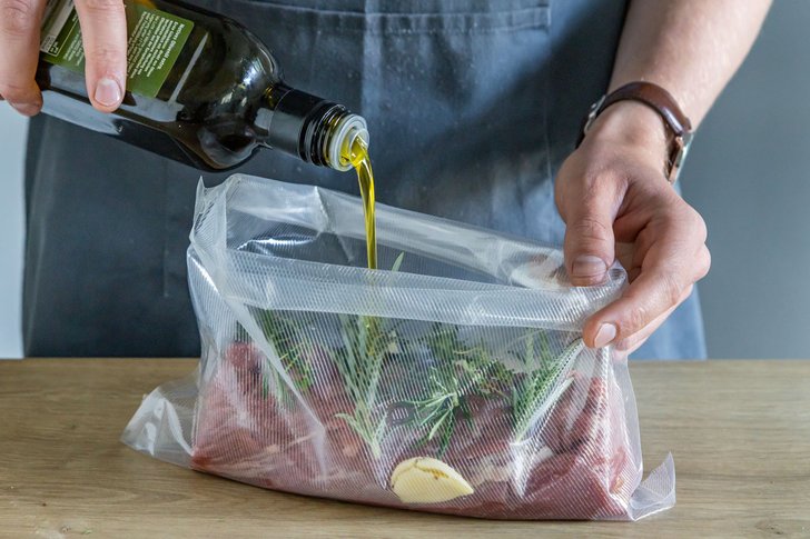 Öl in den Vakuumierbeutel geben