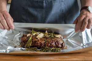 Rinderfilet in Alufolie wickeln
