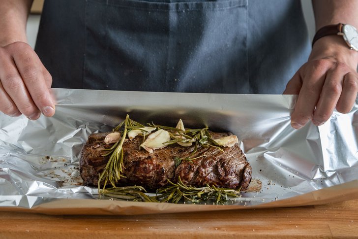 Rinderfilet in Alufolie wickeln