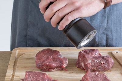 Rinderfilet salzen