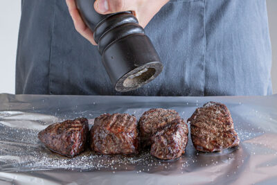 Rinderfilet würzen und ruhen lassen