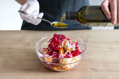 Olivenöl zum rote Bete Salat geben