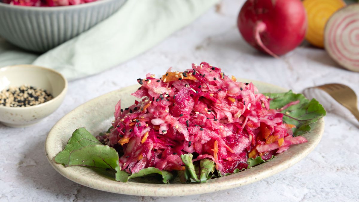 Roher Rote-Bete-Salat mit Apfel und Sesam | Rezept - eat.de
