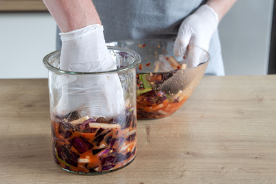 Kimchi in Gläser schichten