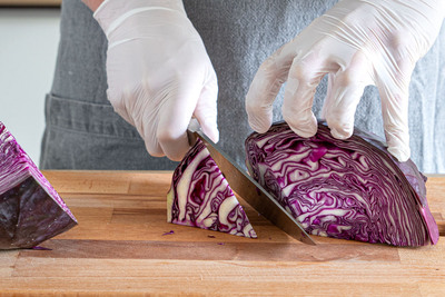 Strunk vom Rotkohl entfernen