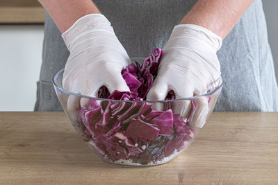Rotkohl kneten
