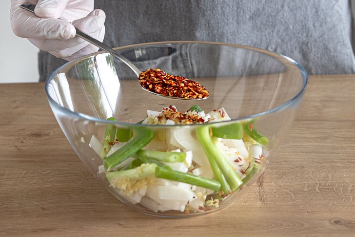 Chiliflocken zum Kimchi geben